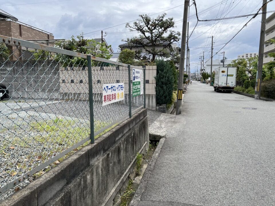 ヘアーサロンIWAMOTO 駐車場入り口